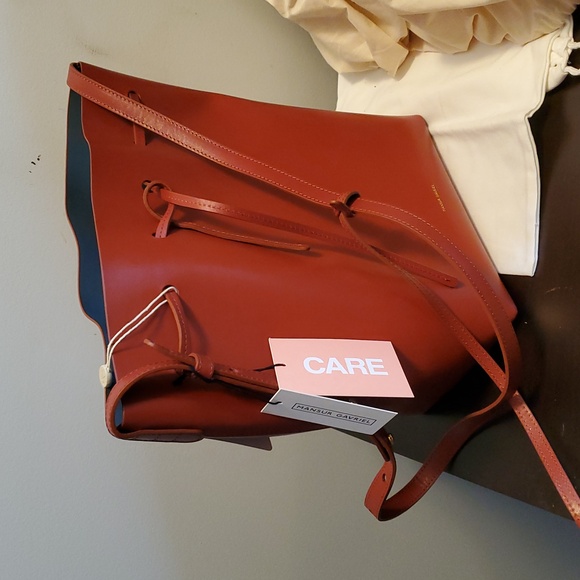 NWT Mansur Gavriel drawstring bucket leather bag in Brandy, Azure Interior - Picture 8 of 13